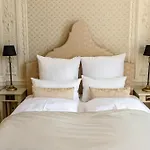 Schlosshotel Neustrelitz Отель *