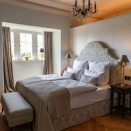 Schlosshotel Neustrelitz Hotel *