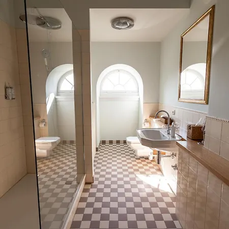 Schlosshotel Neustrelitz Hotel *